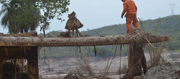 Bombeiros continuam buscas por desaparecidos em Bento Rodrigues - Sputnik Brasil