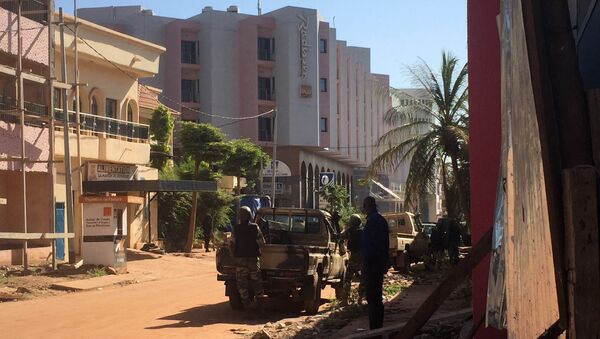 Forças de segurança do Mali tomam posições fora do hotel Radisson Blu em Bamako, Mali, 20 de novembro de 2015 - Sputnik Brasil