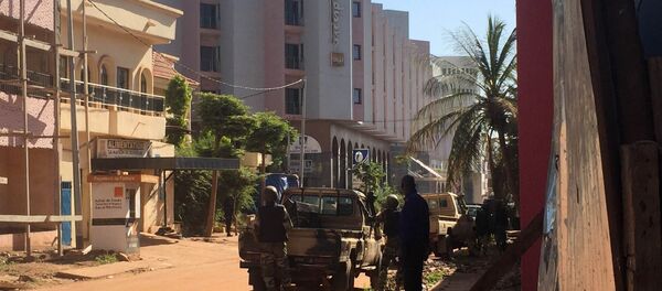Forças de segurança do Mali tomam posições fora do hotel Radisson Blu em Bamako, Mali, 20 de novembro de 2015 Forças de segurança do Mali tomam posições fora do hotel Radisson Blu em Bamako, Mali, 20 de novembro de 2015 - Sputnik Brasil