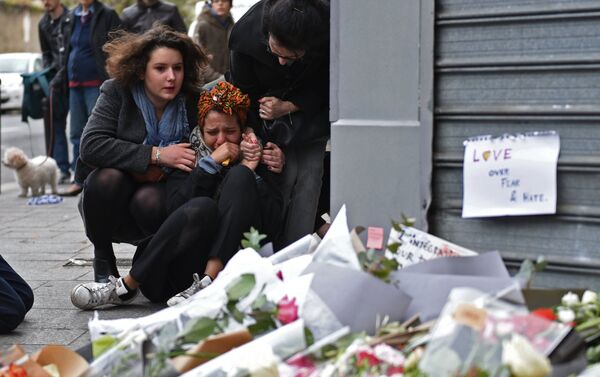 Habitantes de Paris perto do restaurante Le Petit Cambodge em Paris onde teve lugar um dos atentados de 13 de novembro de 2015 - Sputnik Brasil