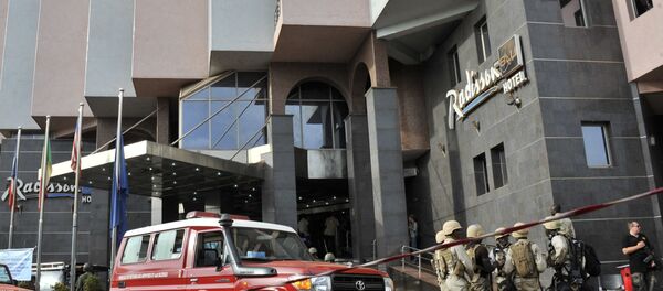Forças de segurança realizam buscas no hotel Radisson Blu, em Bamako - Sputnik Brasil