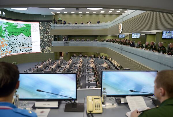 Presidente Vladimir Putin observa o novo Centro Nacional de Controle da Defesa da Rússia - Sputnik Brasil