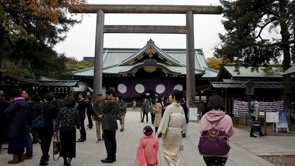 As pessoas andam perto do santuário, depois de uma explosão no recinto do santuário Yasukuni, em Tóquio, Japão, 23 de novembro de 2015 - Sputnik Brasil