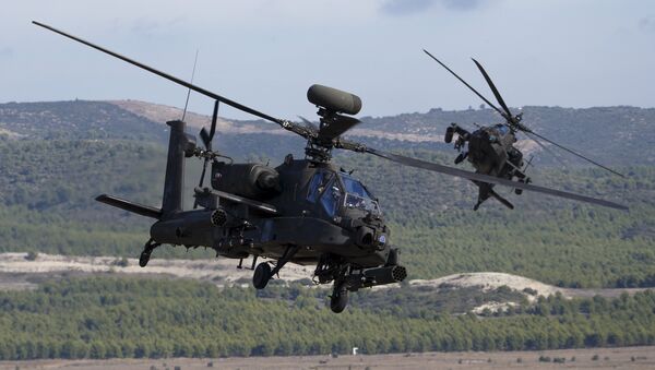 Helicópteros AH-64 Apache nos exercícios militares Trident Juncture 2015, da OTAN - Sputnik Brasil