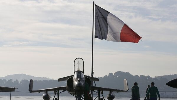 Caça Super Étendard francês hasteia bandeira nacional a bordo do porta-aviões Charles de Gaulle, no porto de Toulon em 18 de novembro - Sputnik Brasil