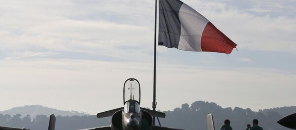 Caça Super Étendard francês hasteia bandeira nacional a bordo do porta-aviões Charles de Gaulle, no porto de Toulon em 18 de novembro Caça Super Étendard francês hasteia bandeira nacional a bordo do porta-aviões Charles de Gaulle, no porto de Toulon em 18 de novembro - Sputnik Brasil
