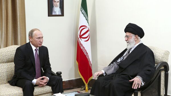Presidente russo Vladimir Putin (à esquerda) com o líder supremo do Irã aiatolá Ali Khamenei (à direita) - Sputnik Brasil