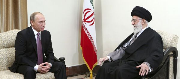 In this Monday, Nov. 23, 2015 photo released by an official website of the office of the Iranian supreme leader, Supreme Leader Ayatollah Ali Khamenei, right, listens to Russian President Vladimir Putin during their meeting in Tehran, Iran - Sputnik Brasil