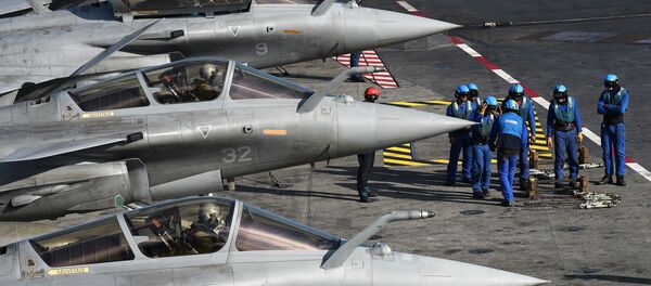 Militares franceses ao lado de caças Rafale no convés do porta-aviões Charles de Gaulle no Mar Mediterrâneo - Sputnik Brasil