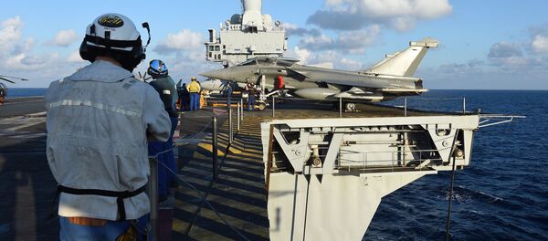 Técnicos franceses perto do caça Rafale no convés do porta-aviões Charles de Gaulle no Mediterrâneo - Sputnik Brasil