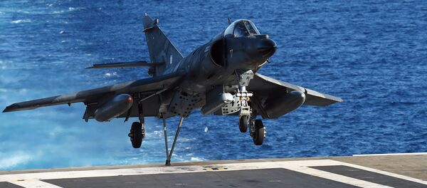 Avião de ataque francês Dassault-Breguet Super Étendard aterrissa no convés do porta-aviões Charles de Gaulle no Mediterrâneo - Sputnik Brasil