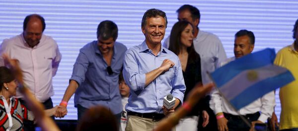 Mauricio Macri, presidential candidate of the Cambiemos (Let's Change) coalition, gestures to his supporters after the presidential election in Buenos Aires, Argentina, November 22, 2015 - Sputnik Brasil