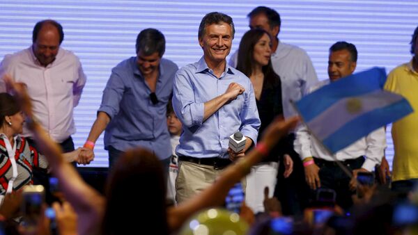 Mauricio Macri, presidential candidate of the Cambiemos (Let's Change) coalition, gestures to his supporters after the presidential election in Buenos Aires, Argentina, November 22, 2015 - Sputnik Brasil