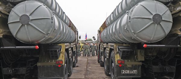 Sistema de mísseis antiaéreos S-300 - Sputnik Brasil