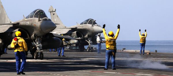 French navy Rafale fighter jets prepare to take off from the aircraft craft carrier Charles de Gaulle operating in the Gulf on February 25, 2015 - Sputnik Brasil