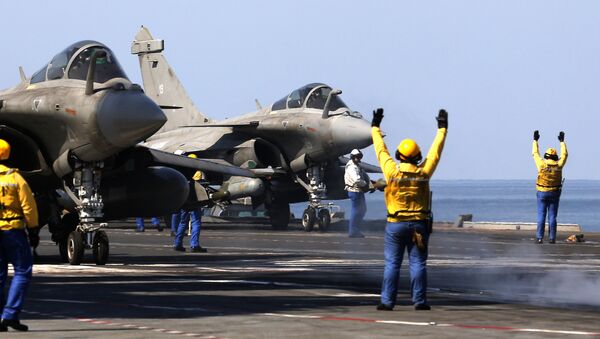 French navy Rafale fighter jets prepare to take off from the aircraft craft carrier Charles de Gaulle operating in the Gulf on February 25, 2015 - Sputnik Brasil