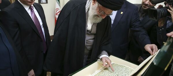 Ali Khamenei lê parte da cópia do Alcorão que recebe de presente de Vladimir Putin. - Sputnik Brasil