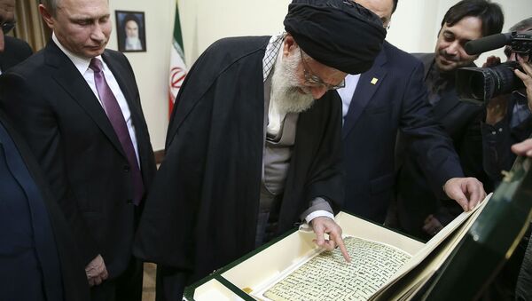 Ali Khamenei lê parte da cópia do Alcorão que recebe de presente de Vladimir Putin. - Sputnik Brasil