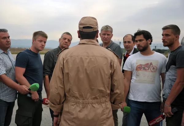 Piloto salvo do Su-24, Konstantin Murakhtin, (ao centro de costas) fala com jornalistas na base áerea de Hmeymim, Lataquia, Síria, 25 de novembro de 2015 Piloto salvo do Su-24, Konstantin Murakhtin, (ao centro de costas) fala com jornalistas na base áerea de Hmeymim, Lataquia, Síria, 25 de novembro de 2015 - Sputnik Brasil