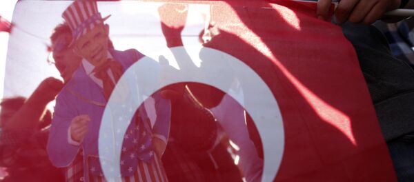 Banderia da Turquia vista durante protestos em Antália. 15 de novembro, 2015. Banderia da Turquia vista durante protestos em Antália. 15 de novembro, 2015. - Sputnik Brasil