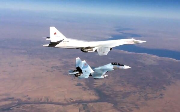 Bombardeiro supersônico Tupolev Tu-22 é escoltado pelo caça Sukhoi Su-30SM. - Sputnik Brasil