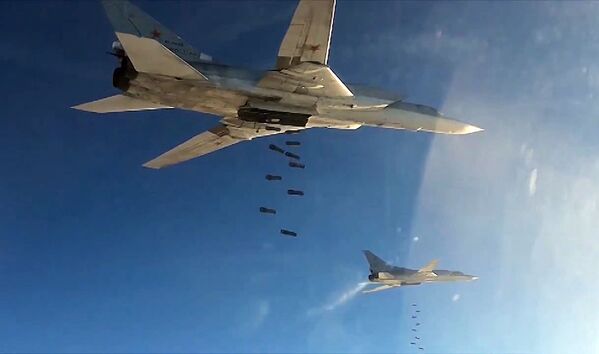 Bombardeiro supersônico Tupolev Tu-22 lançando bombas contra posições do EI na Síria. - Sputnik Brasil