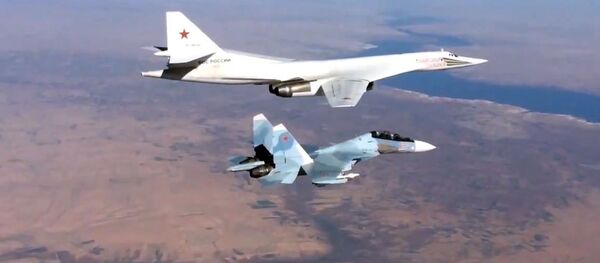 Bombardeiro supersônico Tupolev Tu-22 é escoltado pelo caça Sukhoi Su-30SM. - Sputnik Brasil