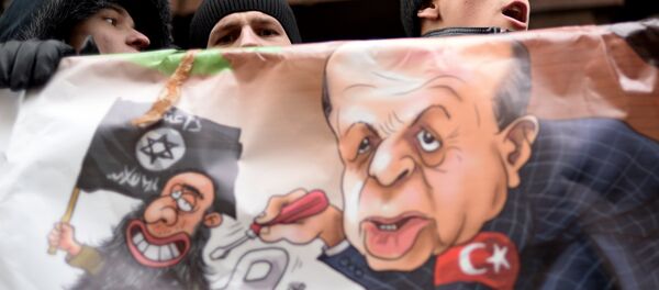 Participantes do protesto após o abate do Su-24 empunham um cartaz em frente do edifício da embaixada da Turquia em Moscou, 25 de novembro de 2015 Participantes do protesto após o abate do Su-24 empunham um cartaz em frente do edifício da embaixada da Turquia em Moscou, 25 de novembro de 2015 - Sputnik Brasil