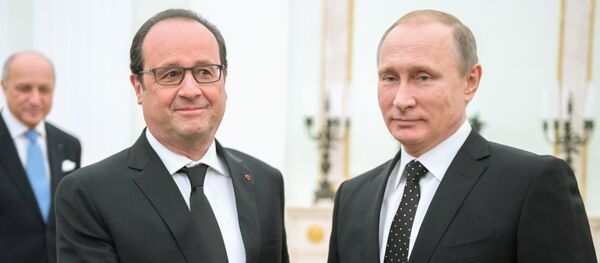 Vladimir Putin e François Hollande durante encontro no Kremlin - Sputnik Brasil