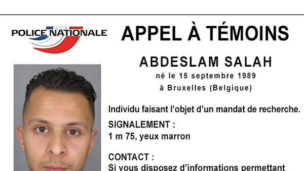 Aviso da polícia francesa procurando Salah Abdeslam, suspeito de autoria nos atentados de Paris. - Sputnik Brasil