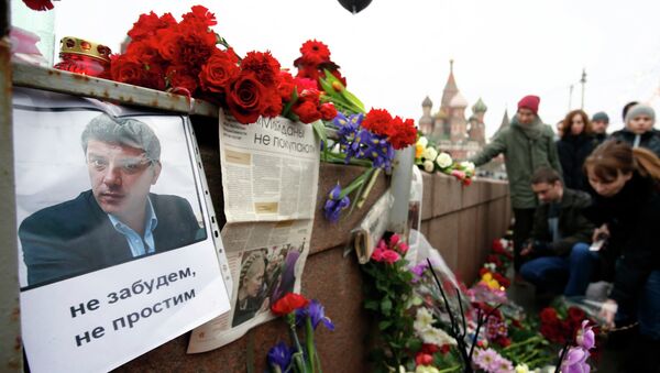 People gather at the site where Boris Nemtsov was recently murdered, with St. Basil's Cathedral seen in the background, in central Moscow, February 28, 2015. - Sputnik Brasil