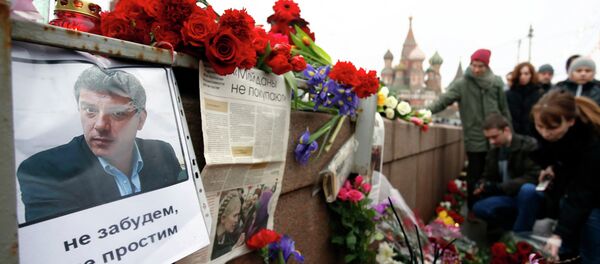 People gather at the site where Boris Nemtsov was recently murdered, with St. Basil's Cathedral seen in the background, in central Moscow, February 28, 2015. - Sputnik Brasil