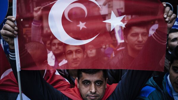 Apoiante do presidente turco empunha a bandeira da Turquia - Sputnik Brasil