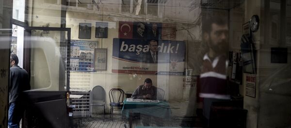 Cartaz da campanha eleitoral de Recep Tayyip Erdogan, onde se lê Vencemos! - Sputnik Brasil