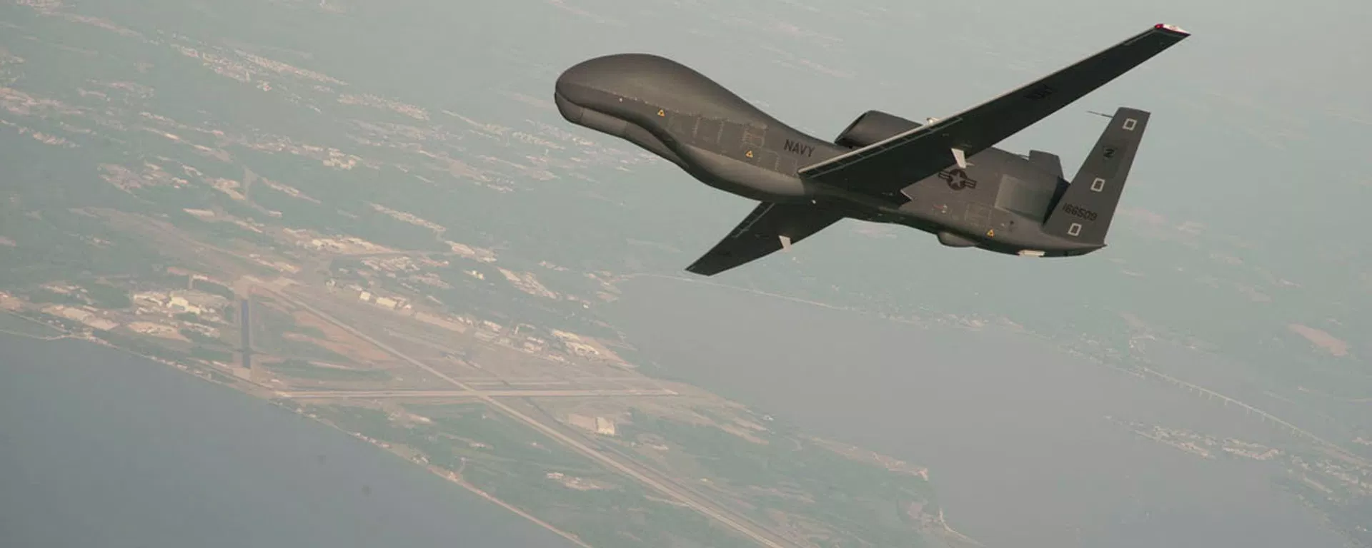 Drone norte-americano RQ-4 Global Hawk. Esta é uma das aeronaves estacionadas na base aérea de Al-Dhafra - Sputnik Brasil, 1920, 09.10.2026