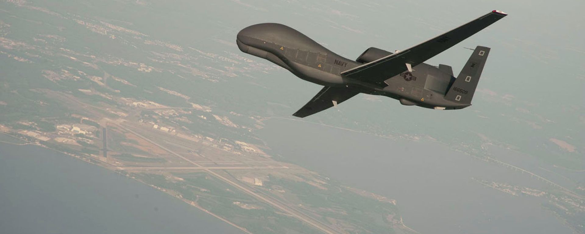Drone norte-americano RQ-4 Global Hawk. Esta é uma das aeronaves estacionadas na base aérea de Al-Dhafra - Sputnik Brasil, 1920, 09.10.2026