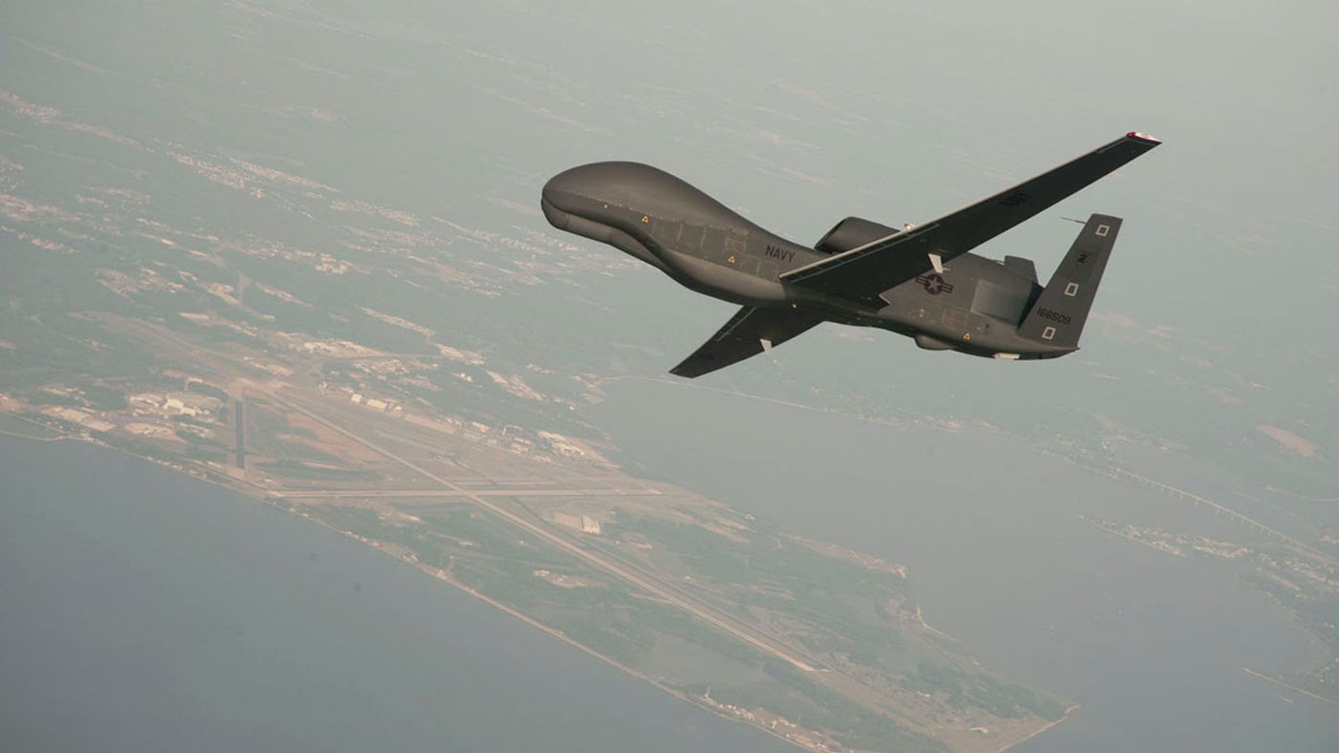 Drone norte-americano RQ-4 Global Hawk. Esta é uma das aeronaves estacionadas na base aérea de Al-Dhafra Drone norte-americano RQ-4 Global Hawk. Esta é uma das aeronaves estacionadas na base aérea de Al-Dhafra - Sputnik Brasil, 1920, 09.10.2026