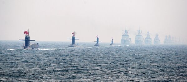 Quatro submarinos da Marinha chinesa e outros navios de guerra em uma parada militar internacional celebrando os 60 anos de fundação do Exército e Marinha de Libertação Popular chineses em 23 de abril de 2009 em Qingdao na província de Shandong - Sputnik Brasil