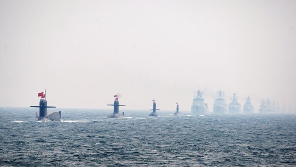Quatro submarinos da Marinha chinesa e outros navios de guerra em uma parada militar internacional celebrando os 60 anos de fundação do Exército e Marinha de Libertação Popular chineses em 23 de abril de 2009 em Qingdao na província de Shandong - Sputnik Brasil