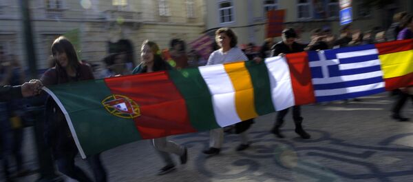 Manifestantes seguram bandeiras de Portugal, Grécia, Irlanda, Itália e Espanha durante a greve geral em Lisboa, em novembro de 2012 Manifestantes seguram bandeiras de Portugal, Grécia, Irlanda, Itália e Espanha durante a greve geral em Lisboa, em novembro de 2012 - Sputnik Brasil