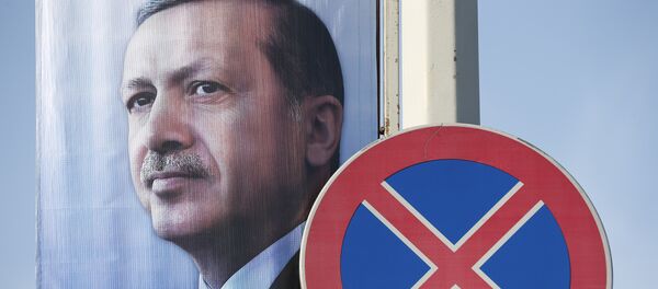 Um cartaz com uma imagem do presidente da Turquia, Recep Tayyip Erdogan, apresentado em Istambul, Turquia - Sputnik Brasil