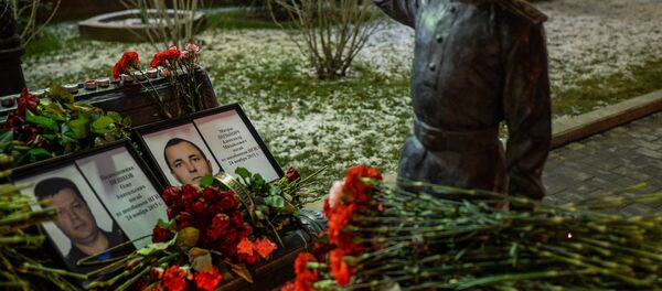 Retratos de tenente coronel Oleg Peshkov e mariner Alexander Pozynich, que foram mortos na Síria - Sputnik Brasil