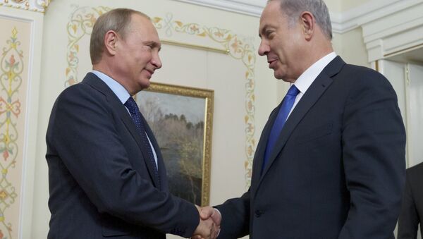 Russian President Vladimir Putin shakes hands with Israeli Prime Minister Benjamin Netanyahu - Sputnik Brasil