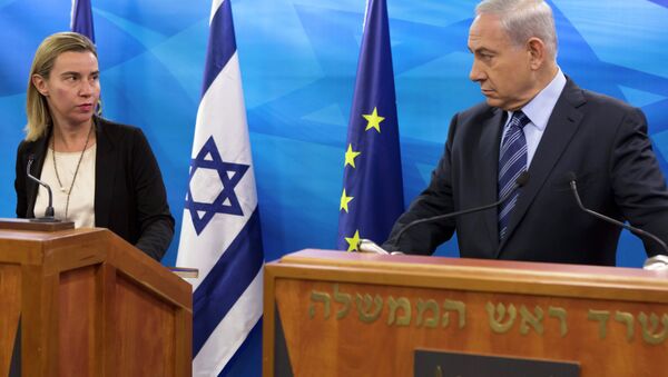EU Foreign Affairs and Security Policy Federica Mogherini, left, speaks during a joint news conference with Israeli Prime Minister Benjamin Netanyahu. - Sputnik Brasil