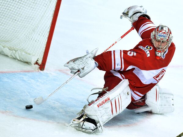 Goleiro do Spartak Atte Engren durante jogo de hóquei da Liga Continental Spartak (Moscou) e HC Vanguard (Omsk). - Sputnik Brasil