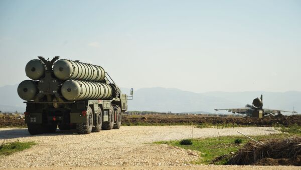 Sistema de mísseis anitaéreo S-400 na base aérea russa na Síria - Sputnik Brasil