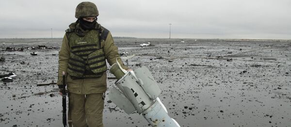 Miliciano da República Popular de Donetsk no território do aeroporto de Donetsk - Sputnik Brasil
