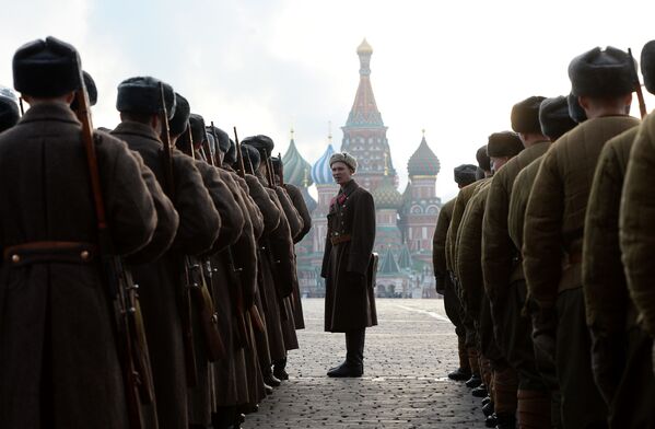 Participantes da marcha solene dedicada ao lendário desfile de 7 de novembro de 1941, na Praça Vermelha em Moscou - Sputnik Brasil