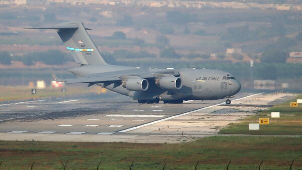 A United States Air Force cargo plane maneuvers on the runway after it landed at the Incirlik Air Base, on the outskirts of the city of Adana, southern Turkey, Friday, July 31, 2015 - Sputnik Brasil