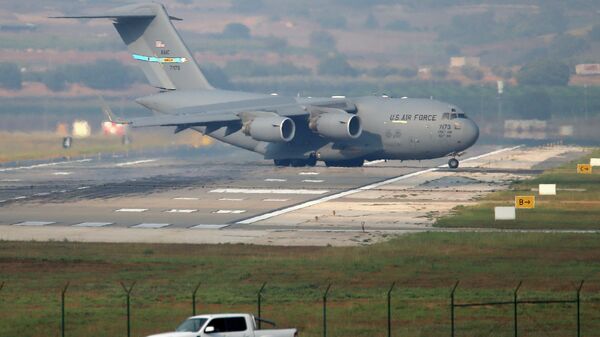 Avião de transporte dos EUA na base aérea da OTAN em Incirlik, na Turquia  - Sputnik Brasil